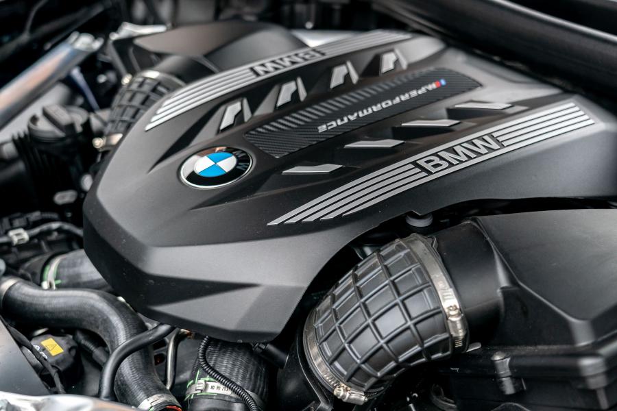 Моторный отсек BMW X5 M50i (G05) 2019 года  (NA) (фото 37 из 40)